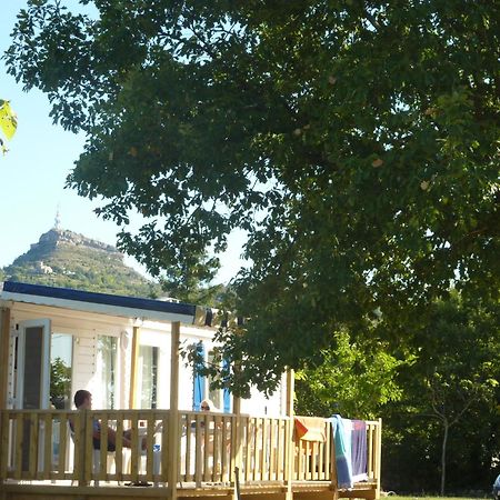 Camping La Chapouliere ريوم المظهر الخارجي الصورة